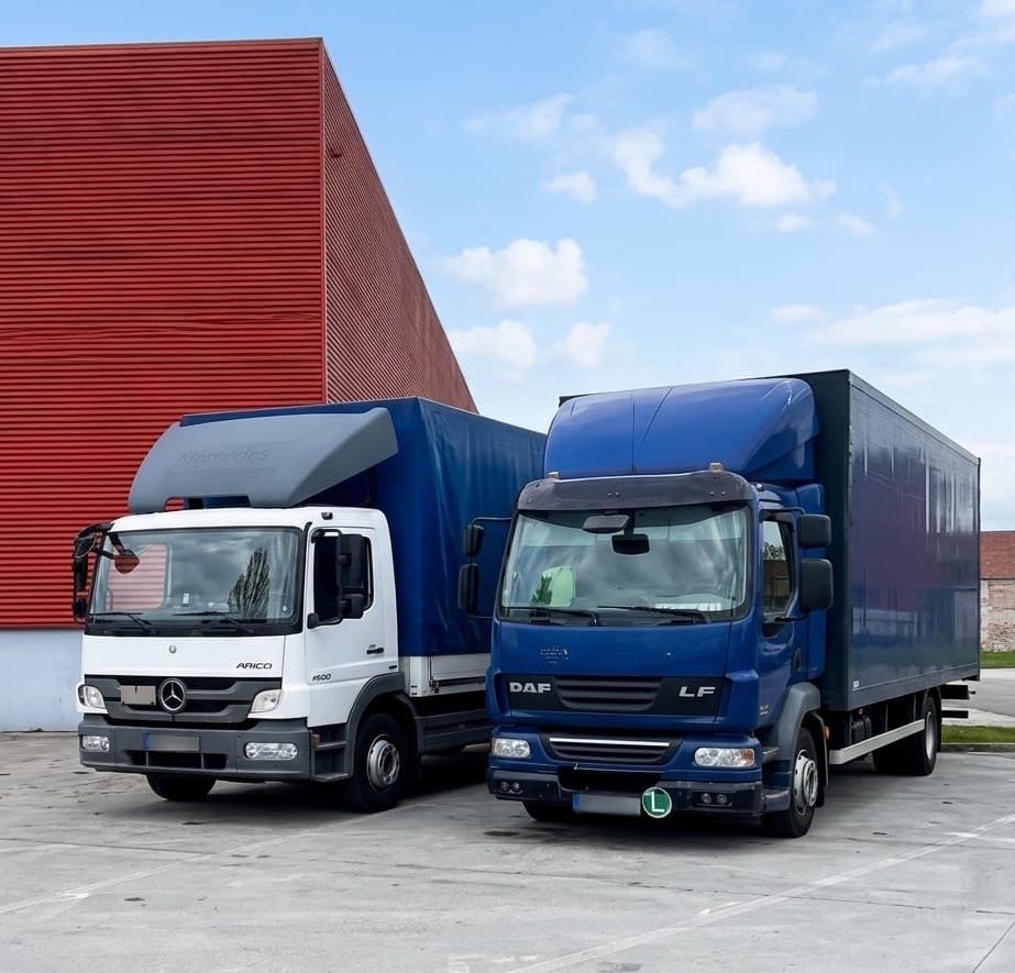 Flota distribucijskih kamiona Alfa Optimus Logistike parkirana ispred skladišta
